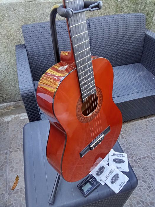 Violão com suporte e capa protetora