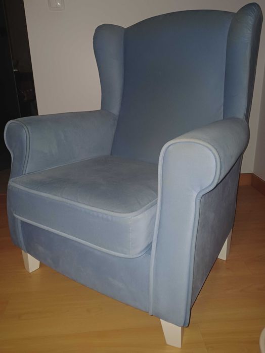 Cadeirão azul de amamentação