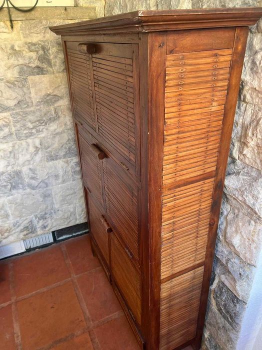 Sapateira em madeira maciça com portas basculantes – estilo rústico