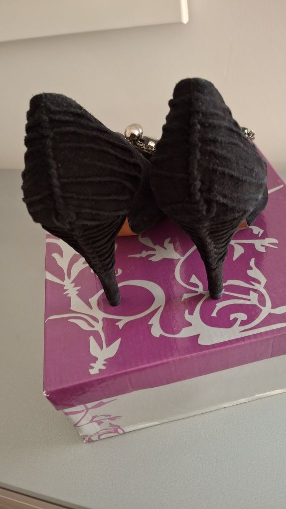 Sapatos elegantes próprios para  festas