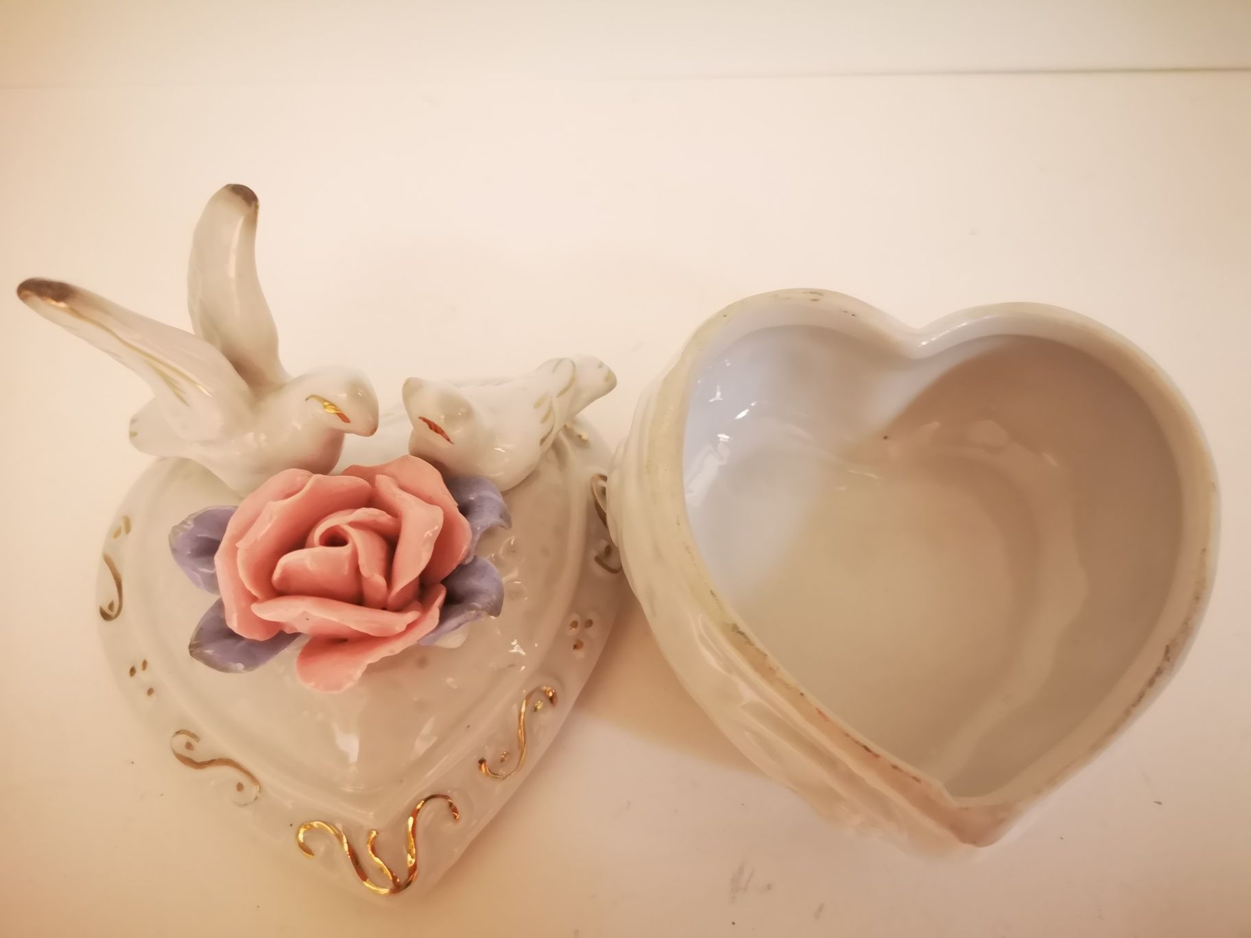 Porcelanowe pudełko w kształcie serca z gołąbkami i różą