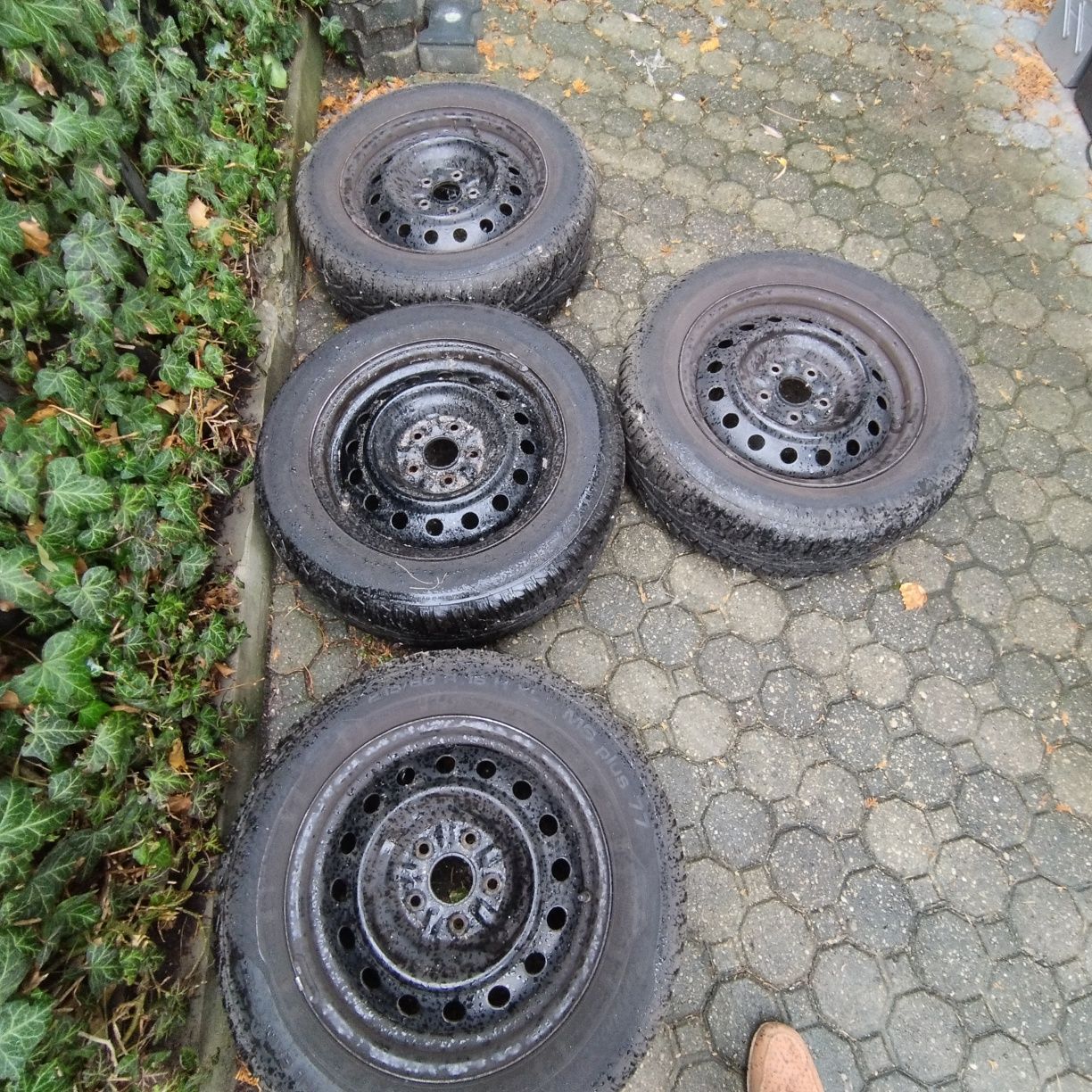 Opony zimowe uniroyal 215/60/16
