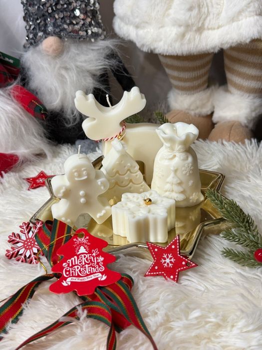 Świateczne świece sojowe na dekoracyjnej tacy