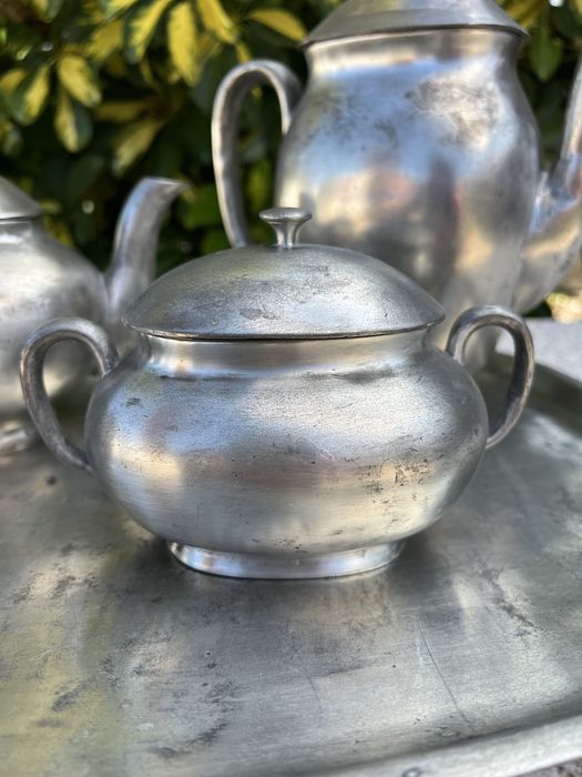 Conjunto de tabuleiro antigo e peças de estanho