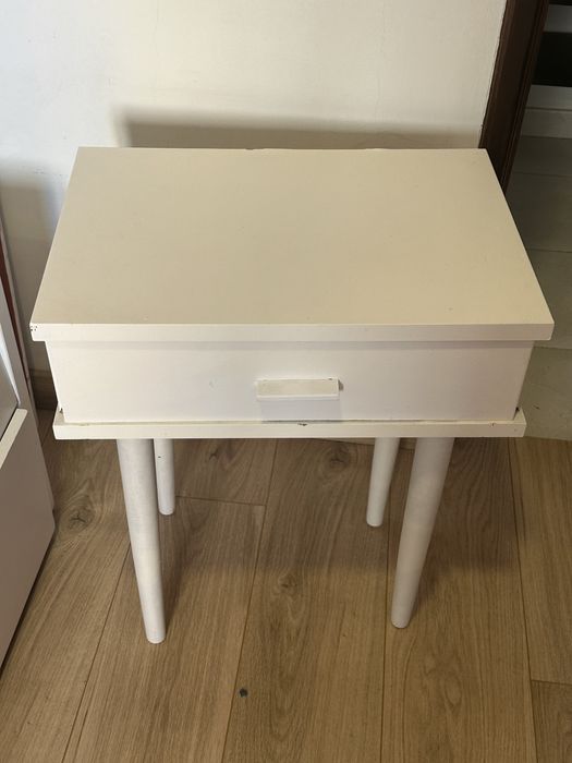 Cama solteiro dupla com colchoes e mesa cabeceira