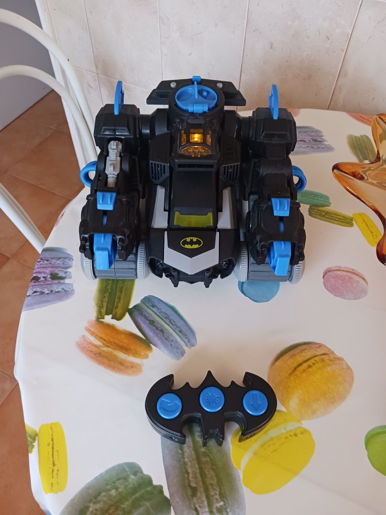 Robô Batmam com comando