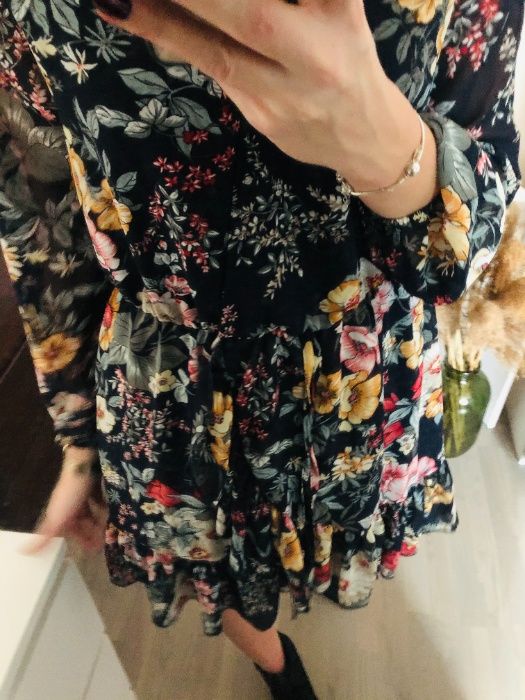 Czarna kwiecista sukienka