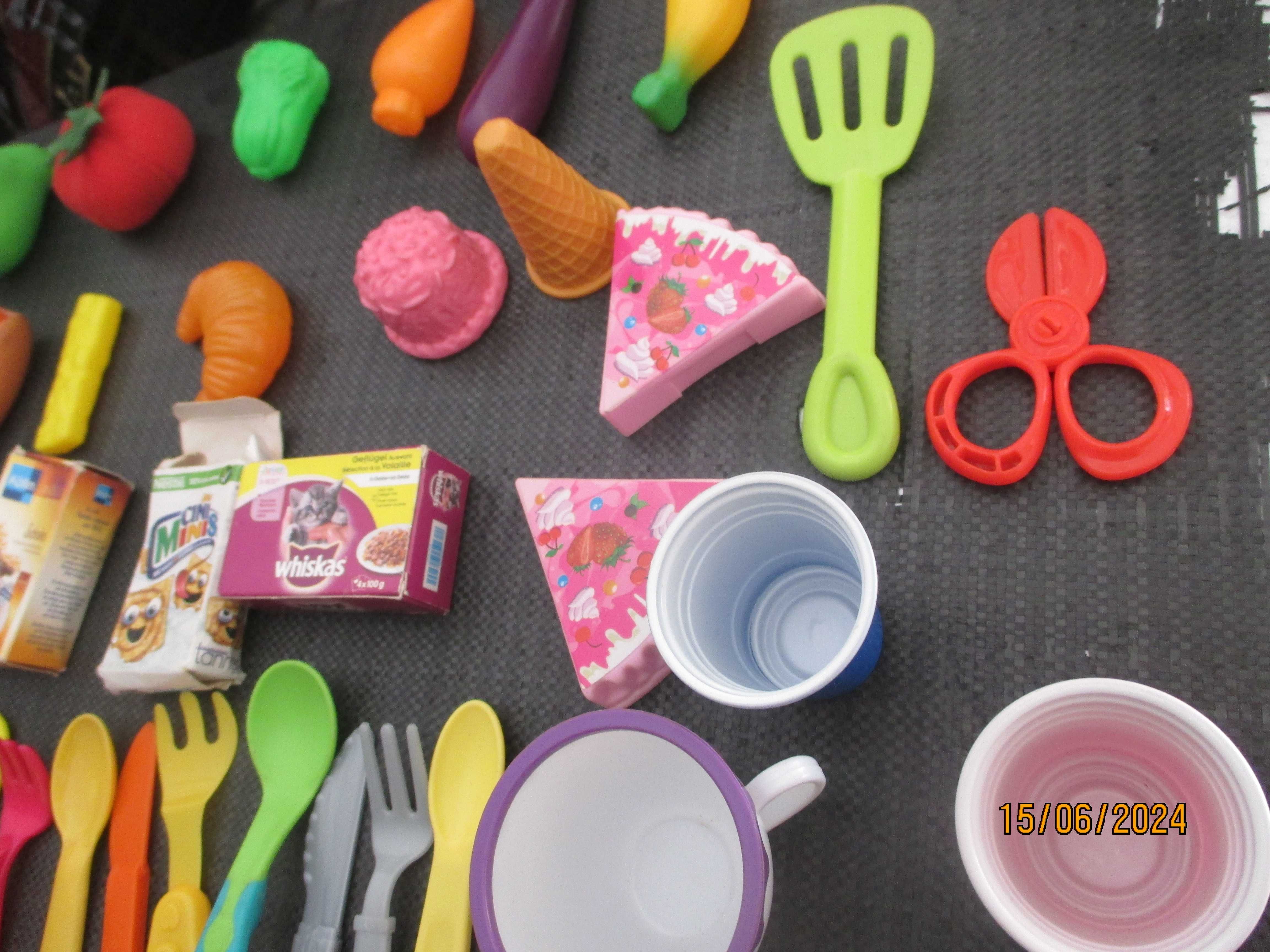 Brinquedos-40 peças plástico de prod.alimentares, talheres e loiça III