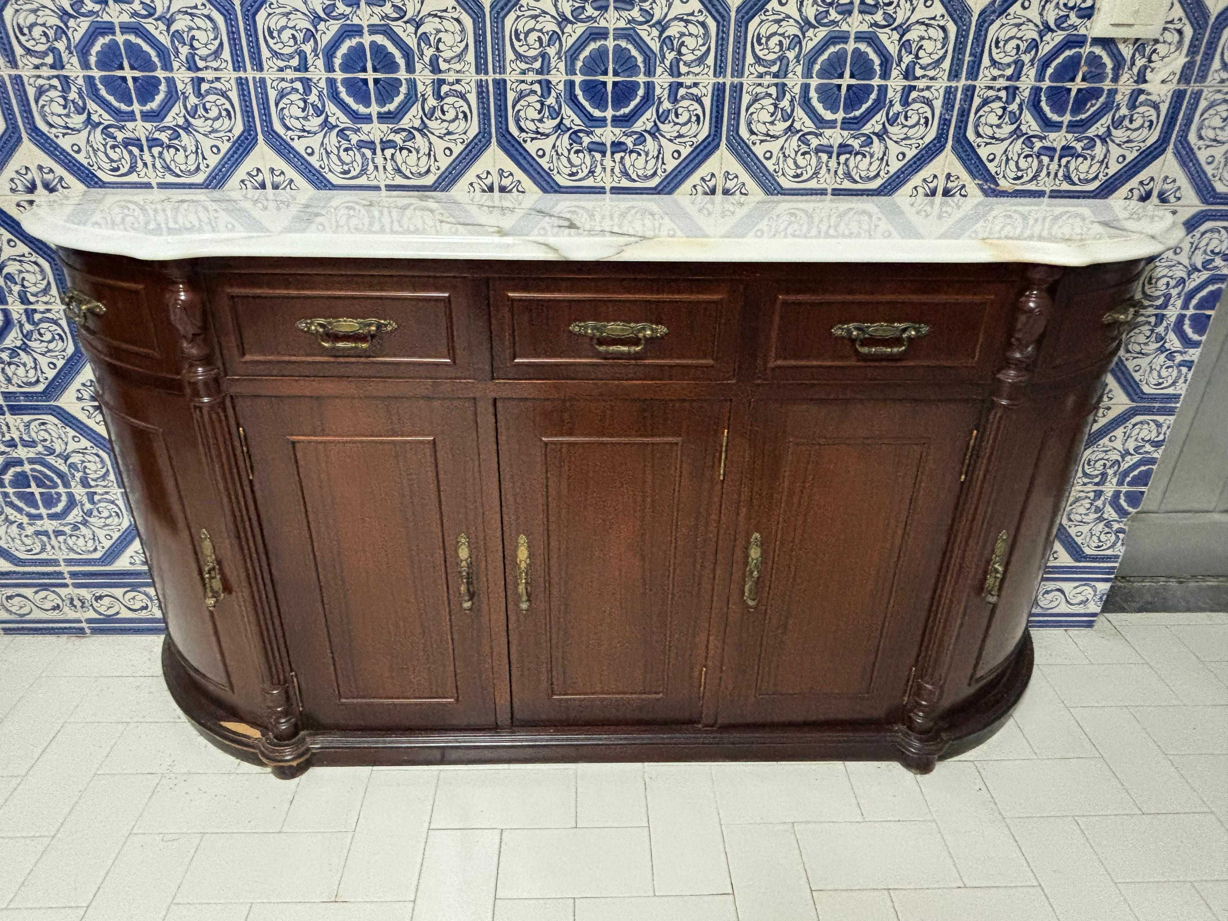 Móvel de Madeira com Topo em Mármore