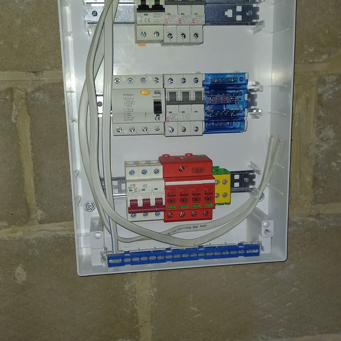 Automatyka budynkowa-Monitoring cctv-Systemy alarmowe