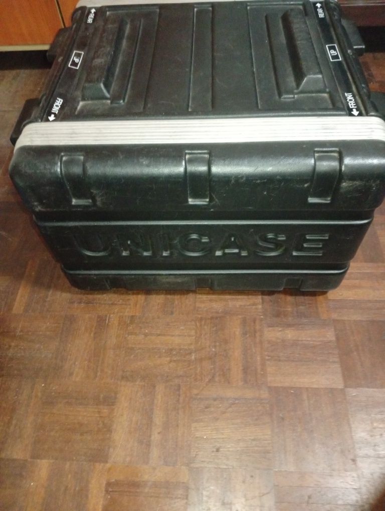 Flight case da Unicase + amplificador Acústica
