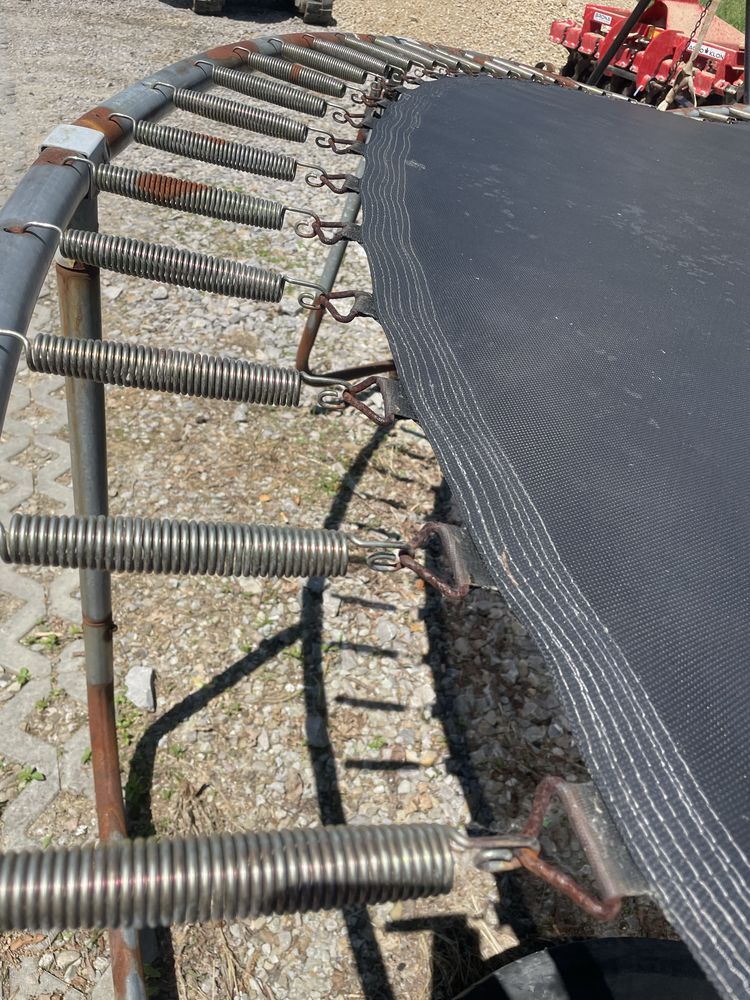 Trampolina duża uszkodzona