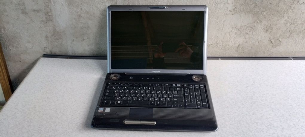 Ноутбук Toshiba, HP и Samsung