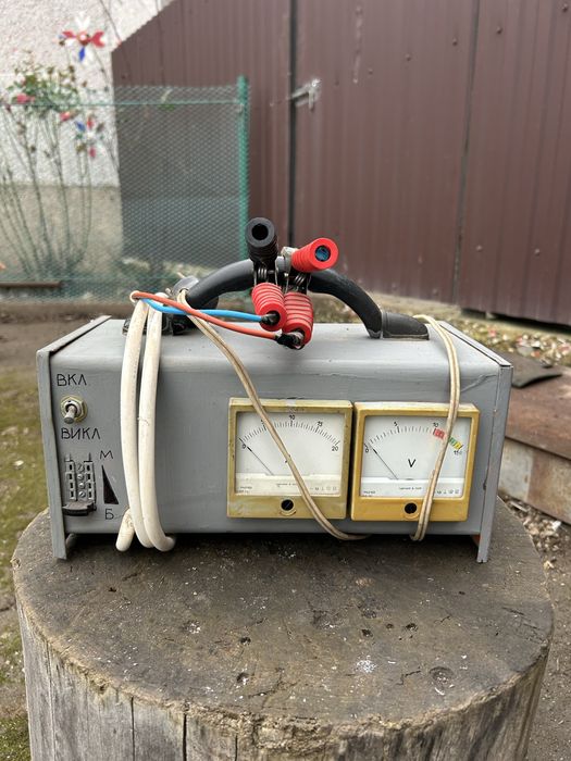 Автомобільний зарядний пристрій