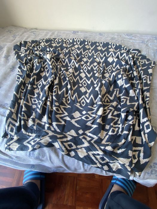 Camisa geometrica azul e bege