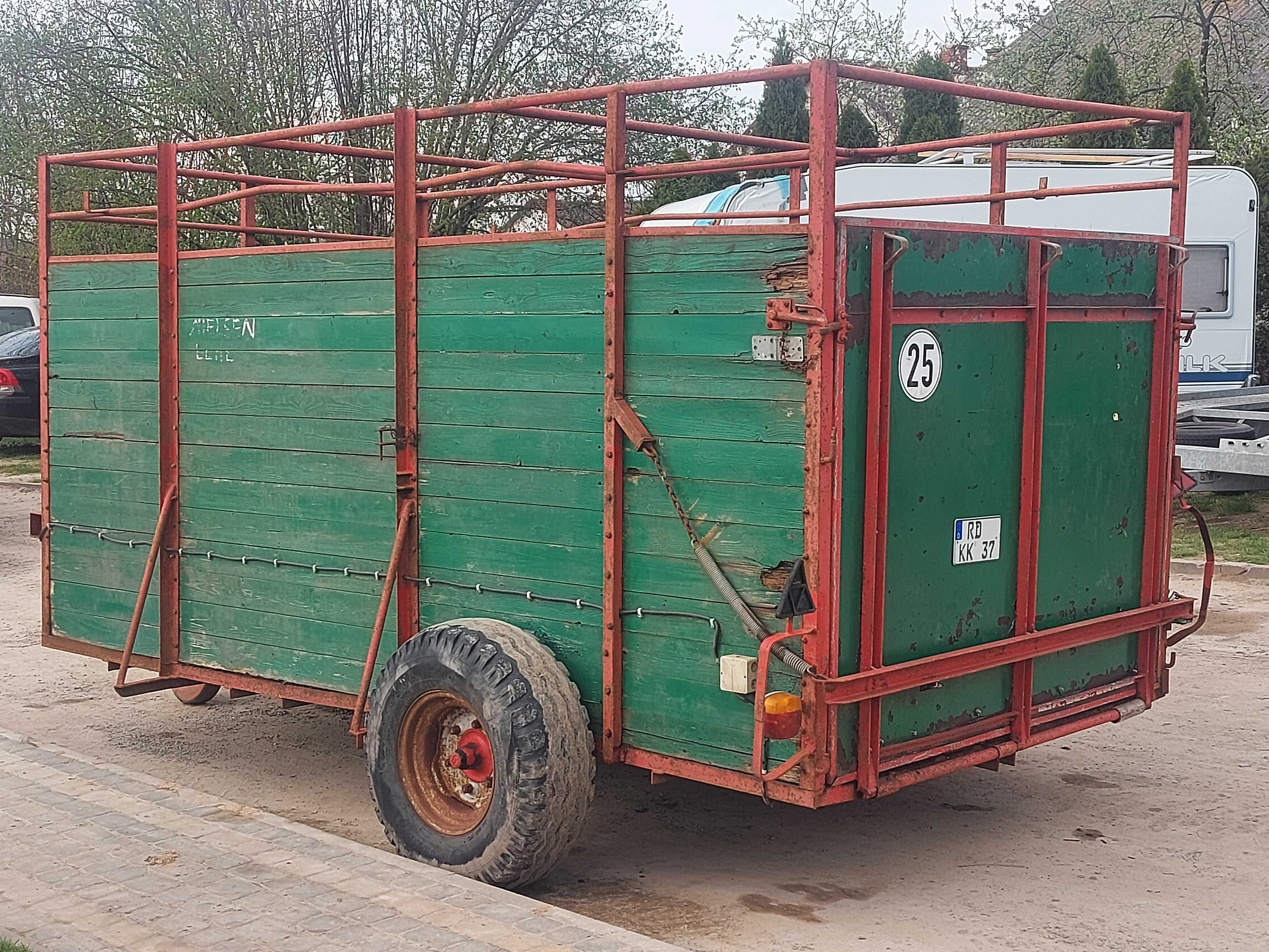 Przyczepa do przewozu transportu zwierzęta bydła