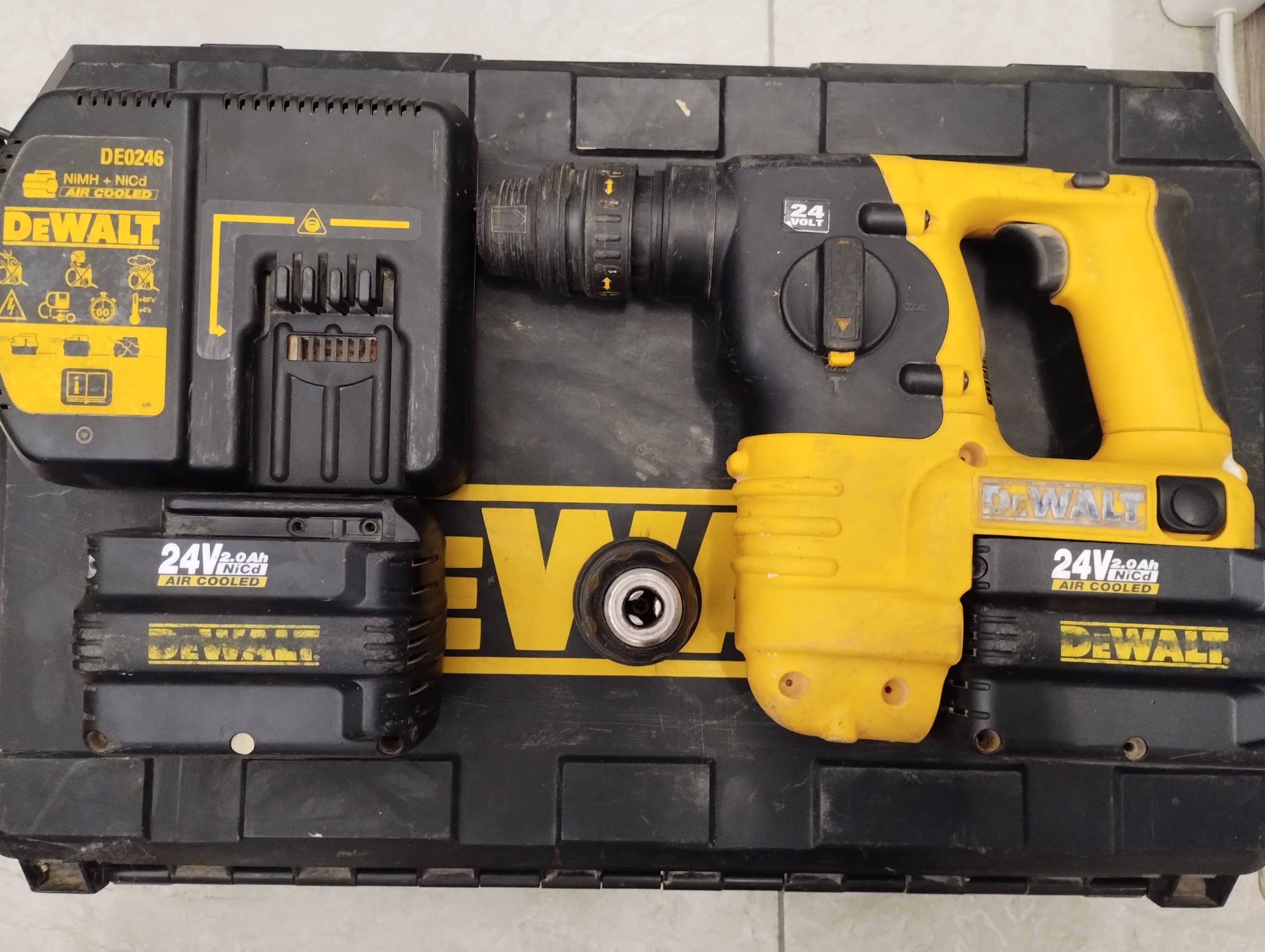 Аккумуляторная ударная дрель, перфоратор DeWalt DC24KA