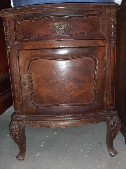 Várias mesinhas de cabeceira