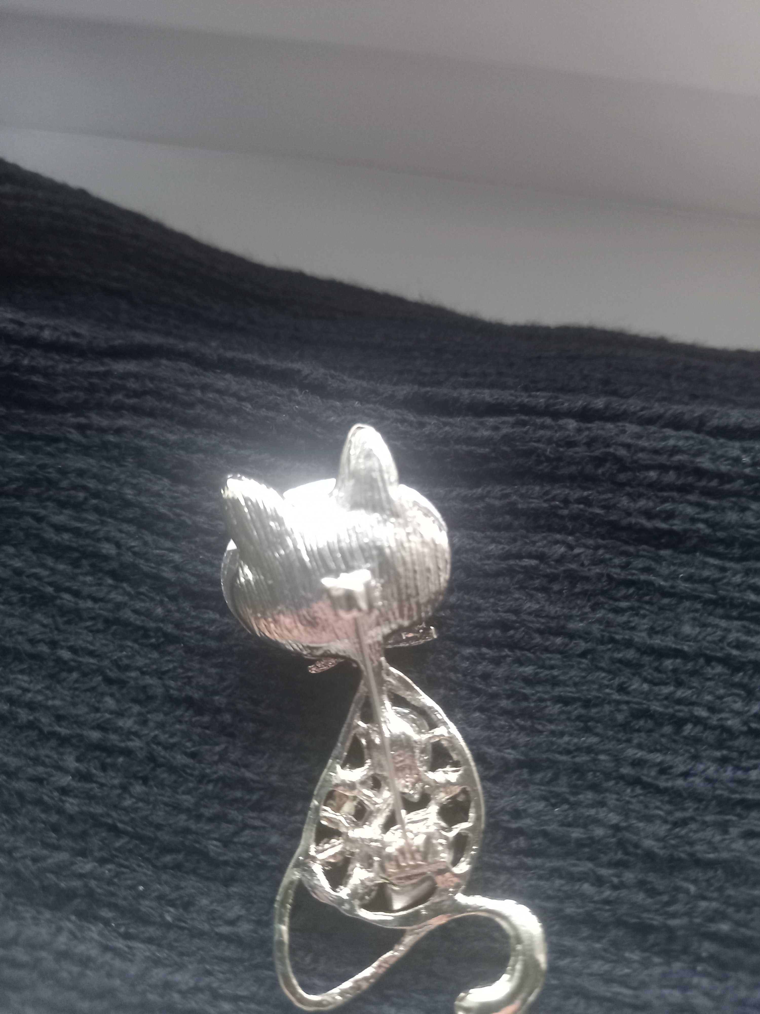 Elegancka broszka
