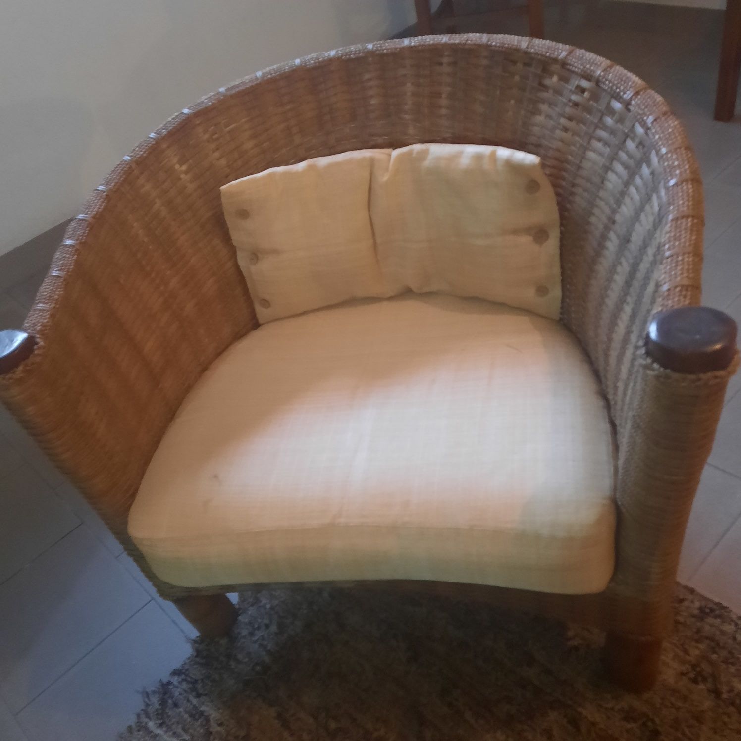 Conjunto mesa e 2 cadeirões