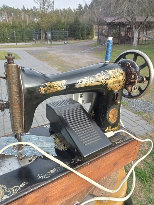 Maszyna do szycia Singer z napędem elektrycznym.
