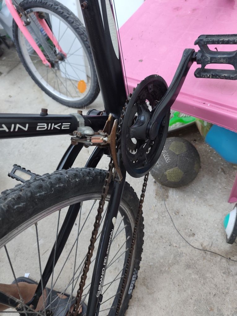 Duas bikes: adulto e infantil, aro 18 e aro 16.