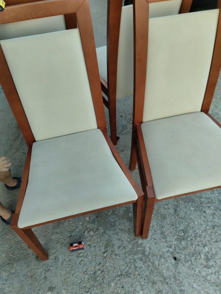 Vendo mesa com cadeiras