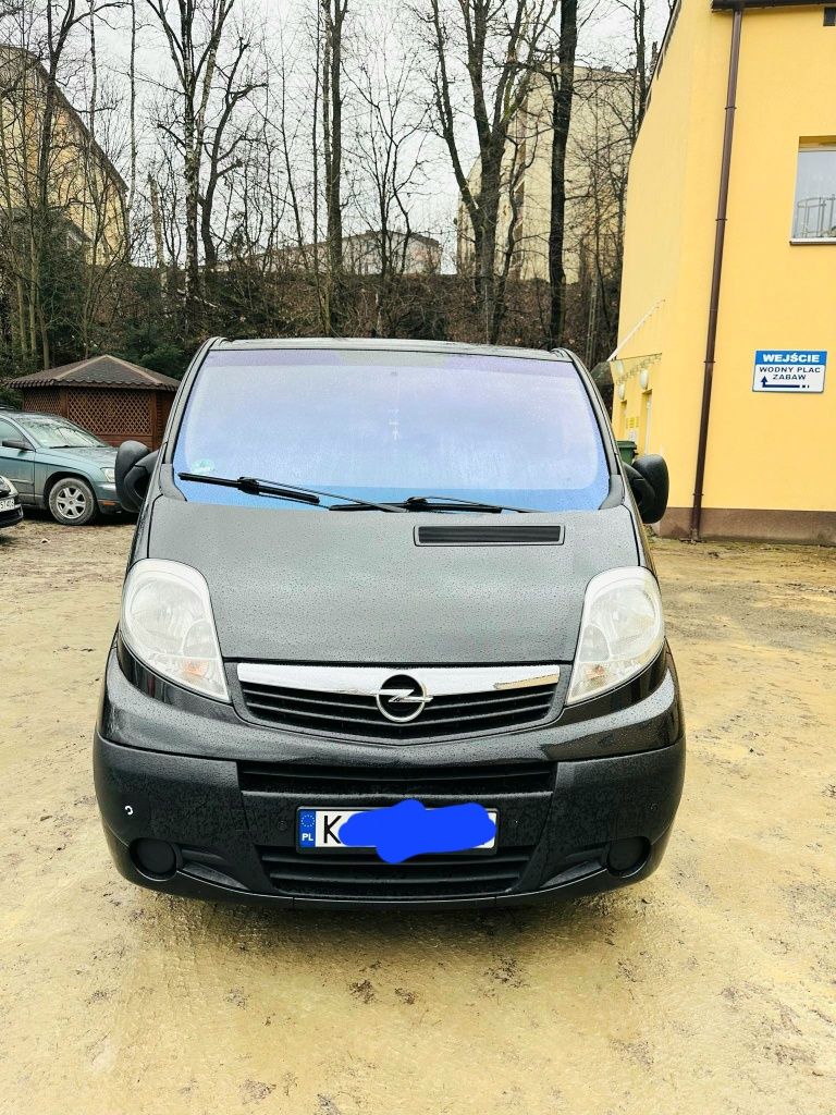 Opel vivaro 2008 r 2.0 d 9 os czujniki przód i tyl przebieg 260 tys