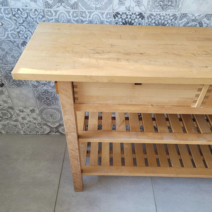 Lada, wyspa kuchenna z półkami Ikea