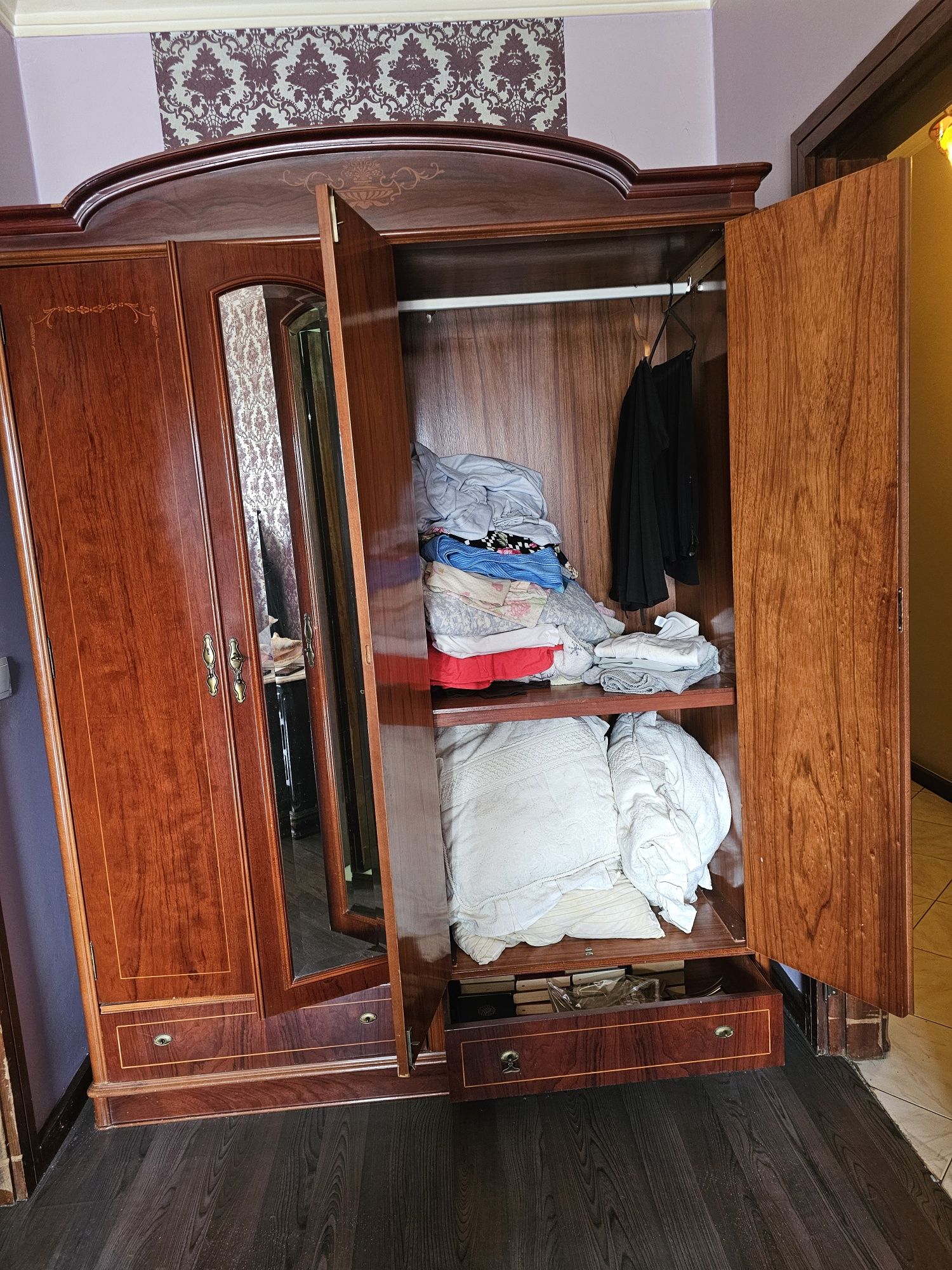 Roupeiro madeira maciça