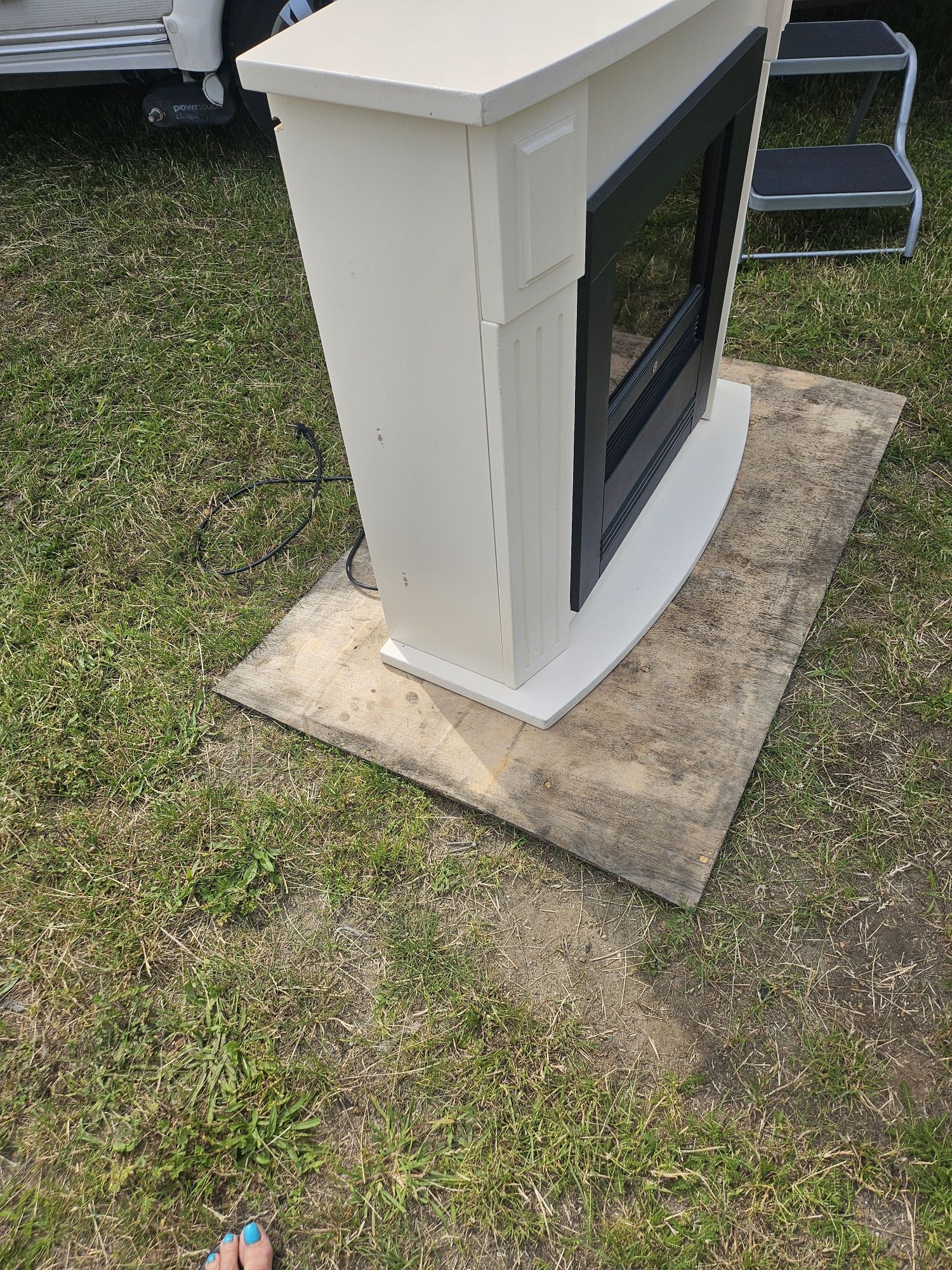 Kominek elektryczny z obudową