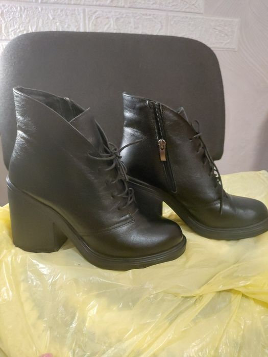 Чорні шкіряні черевики, 38 розмір