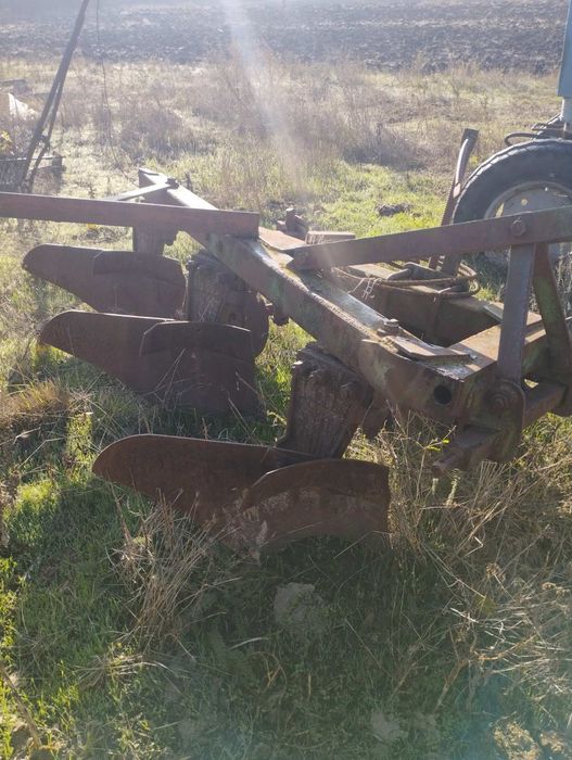 Плуг трьох корпусний