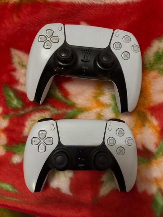 PS5 com 2 comandos e plataforma de carregamento