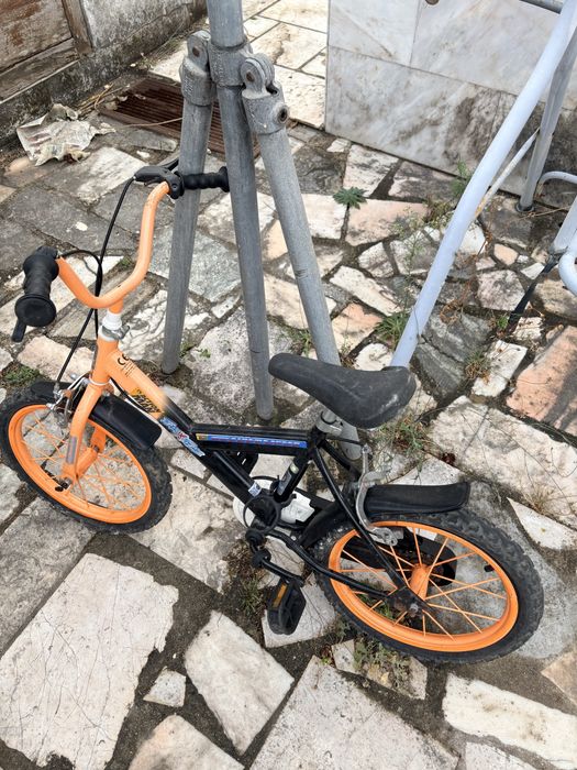 Bicicletas, rodas e suporte