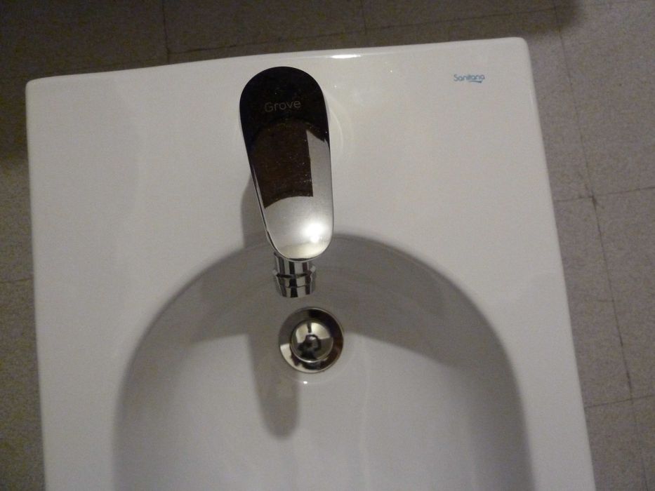 conjunto bidé e torneira