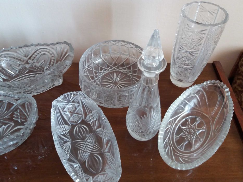 Хрусталь. Салатницы, лебеди - хрусталь. Подсвечники (стекло).