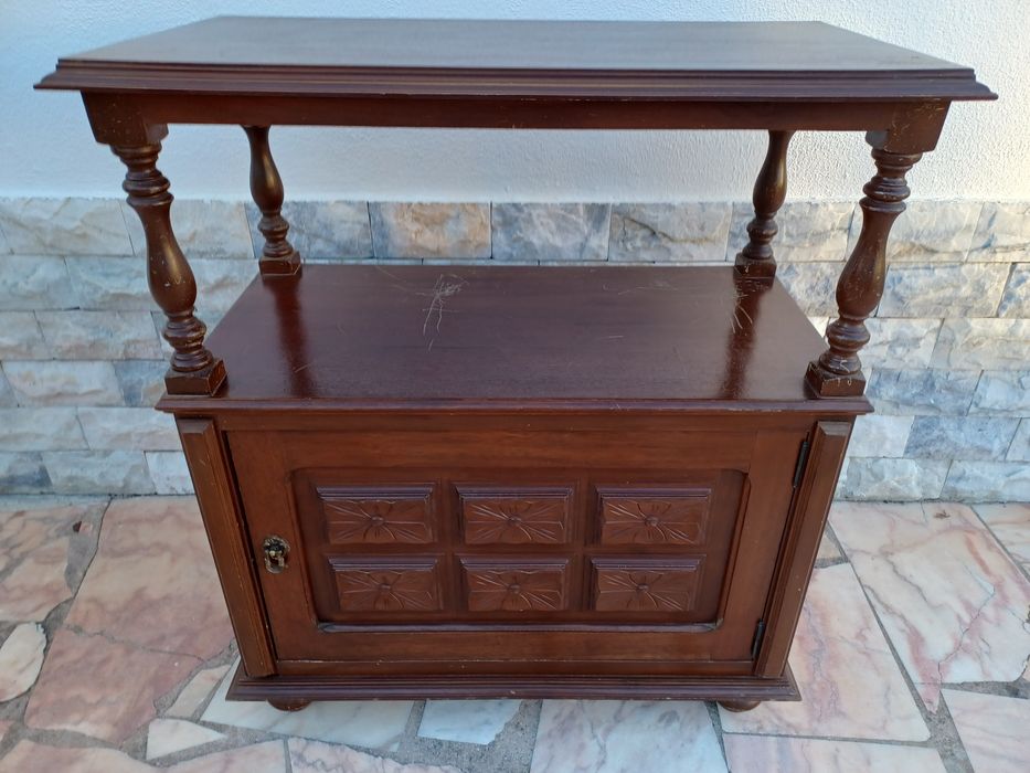 Várias Mesas em Mógno e mesas cabeceira