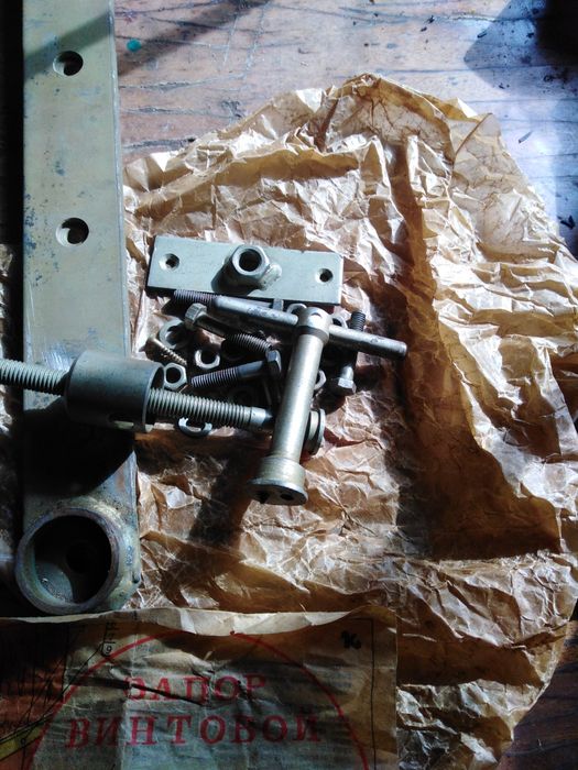 Продам запор гвинтовий для зовнішніх дверей.