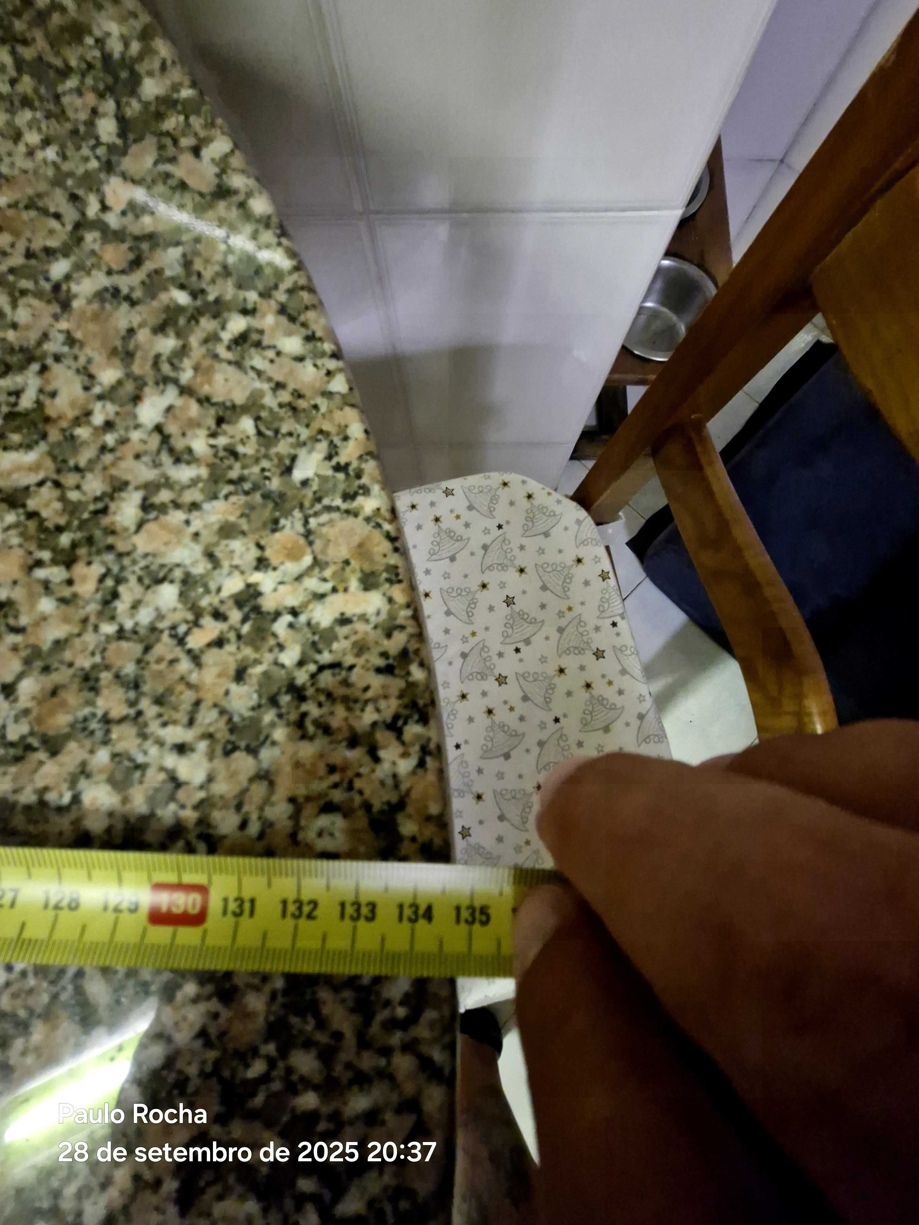 Mesa de cozinha  com tampo de pedra