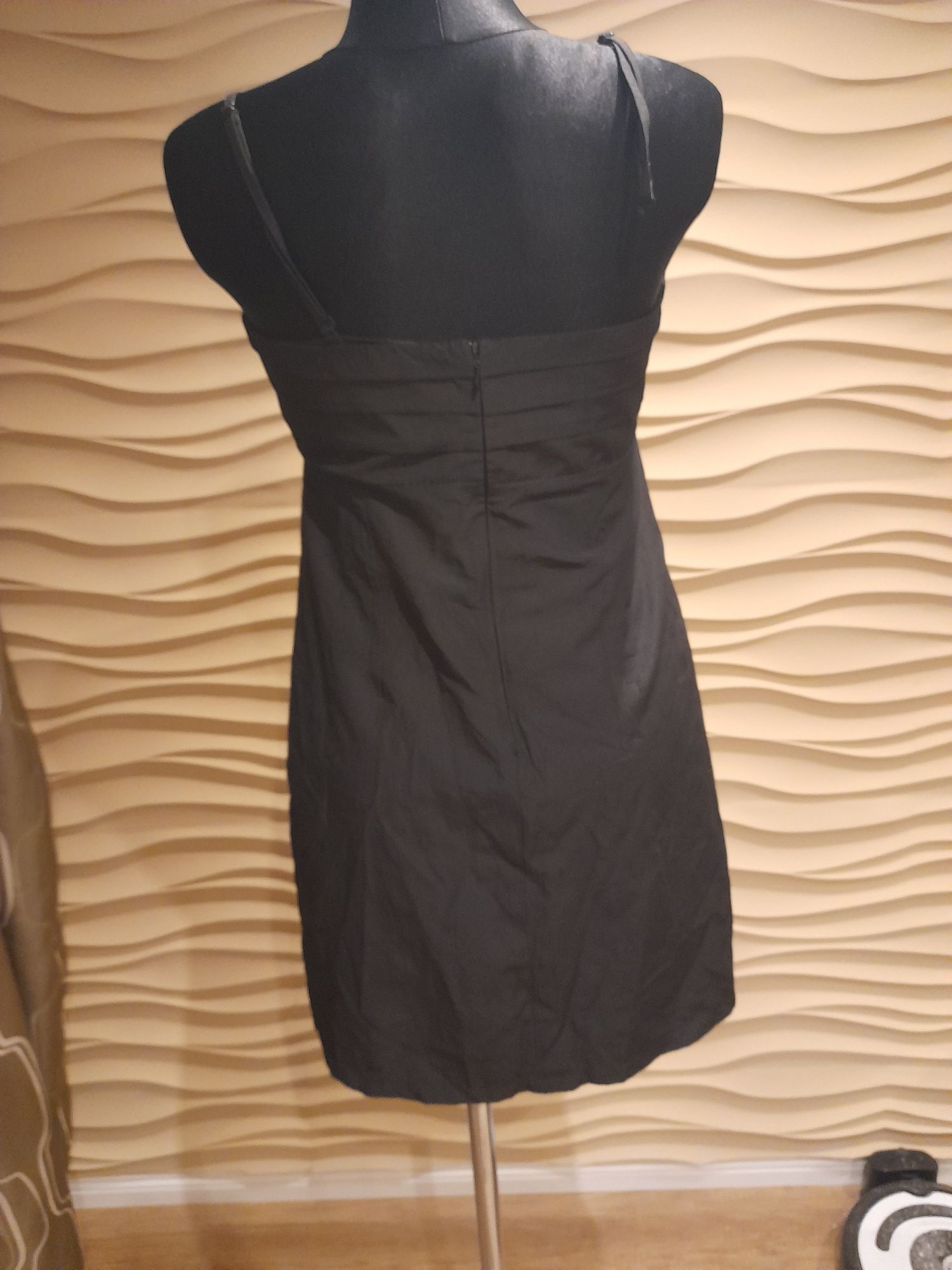 Czarna elegancka sukienka r.40