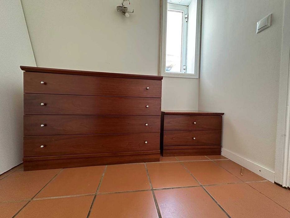Cama de madeira com 3 moveis (4 pecas total) colchao incluido na cama