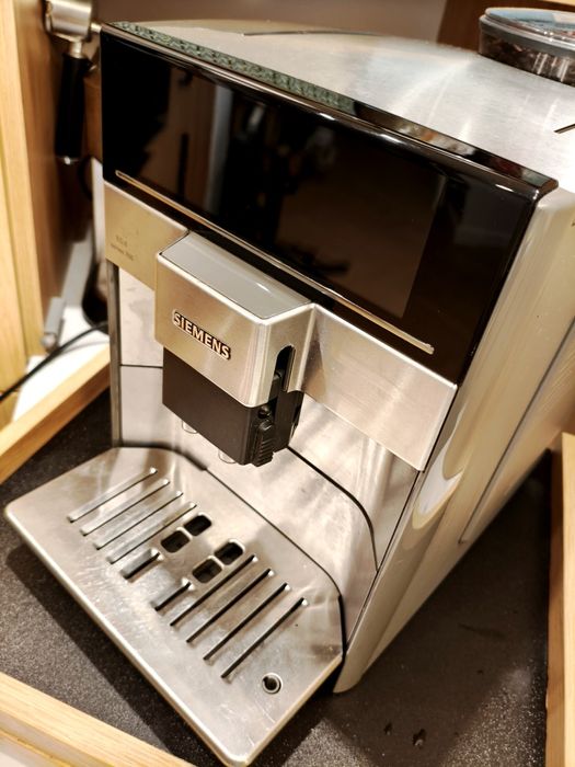 Automatyczny ekspres ciśnieniowy Siemens TE607203RW/07 EQ.6 Series 700