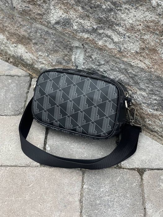 Барсетка LACOSTE чорна шкіряна з регульованим ремінцем