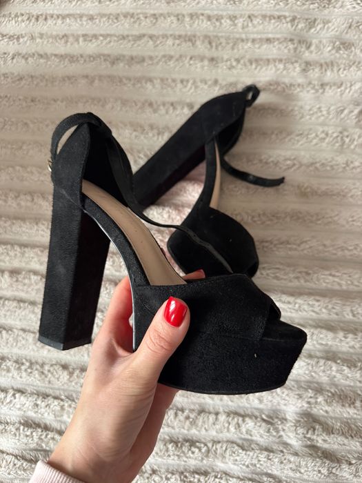 Босоніжки на каблуку