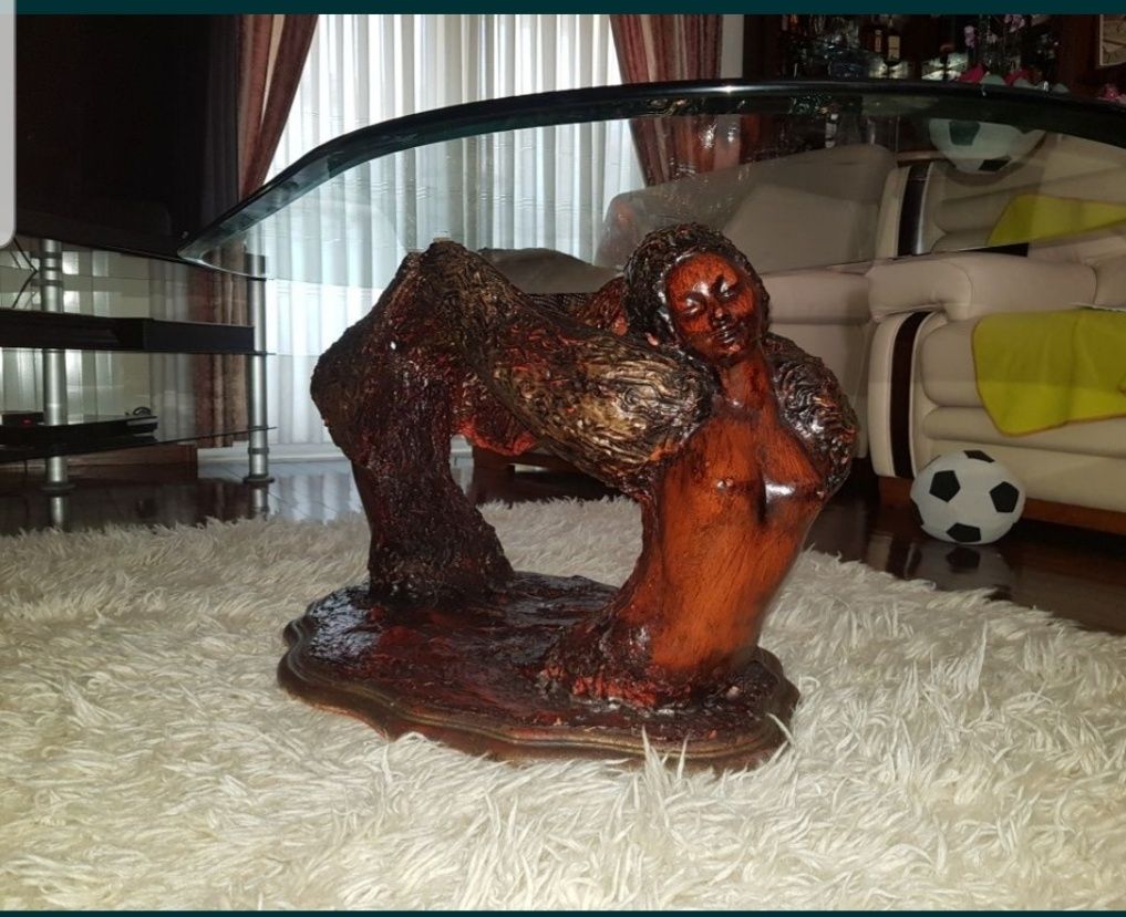 Mesa de centro com figuras