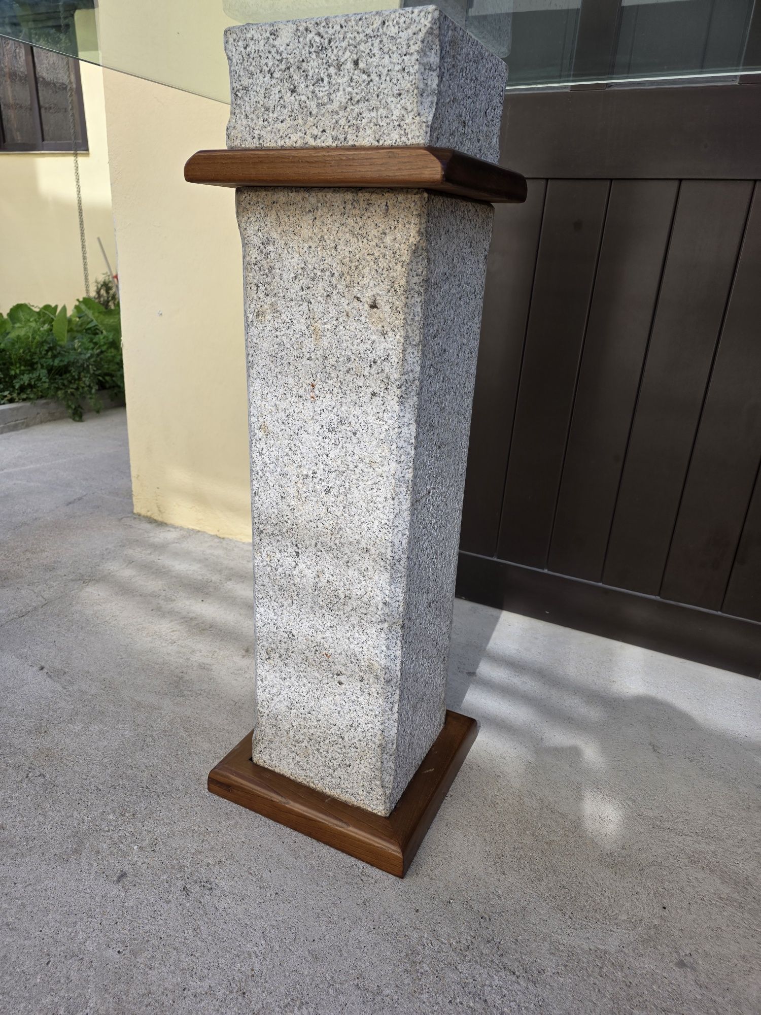 Mesa de entrada tampo de vidro com pernas de pedra