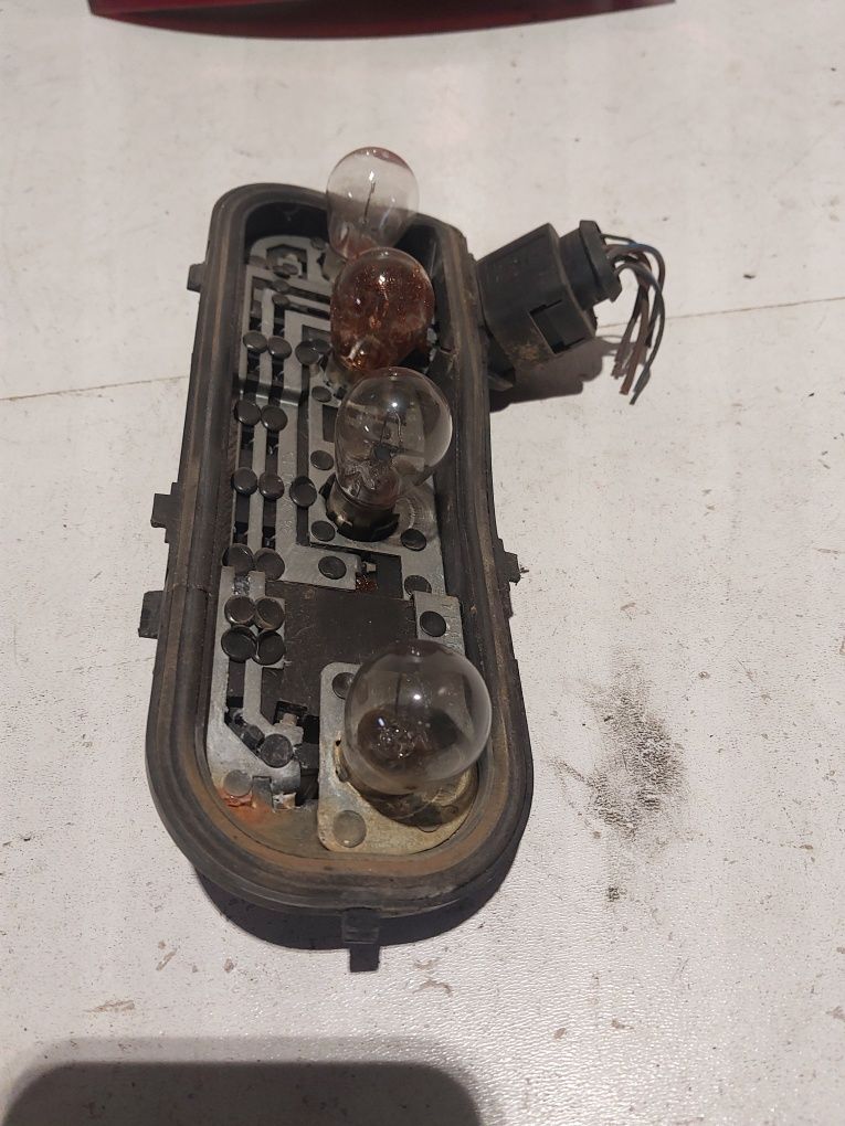 Lewy wkład lampy żarówek oprawa listwa wtyczka audi a4 b6 kombi avant