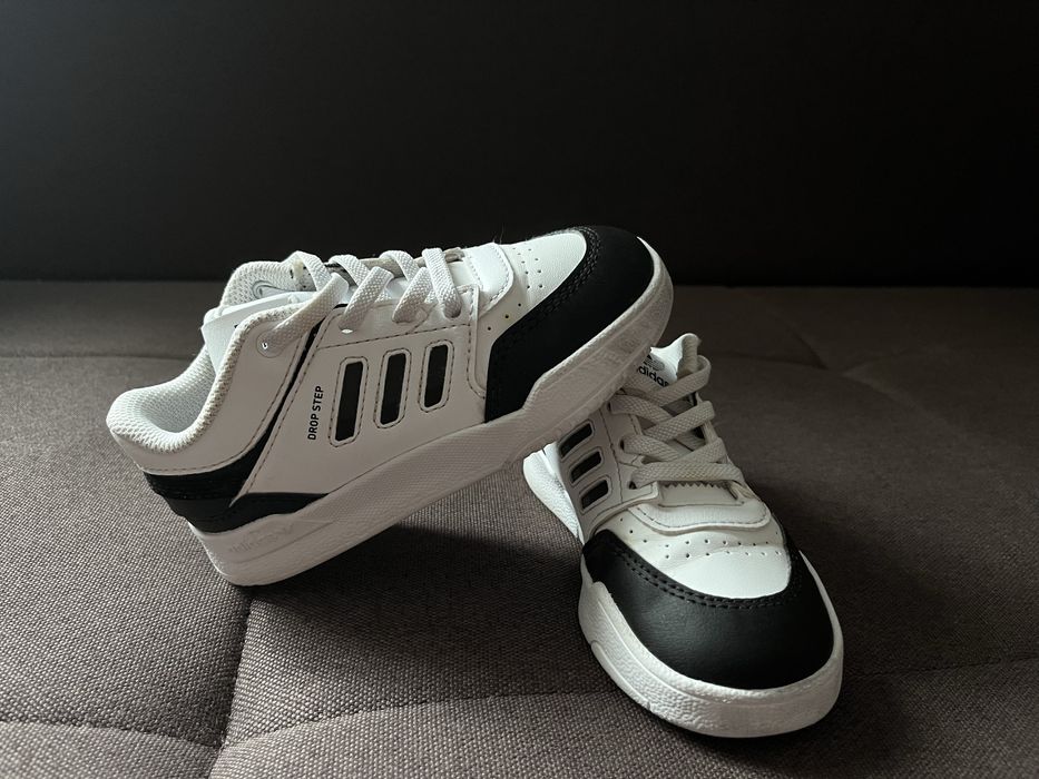 Кросівки Adidas.