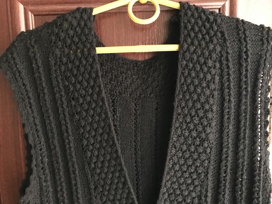 Вязаний жилет на завязках